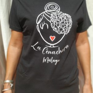 Camiseta de manga corta con cuello redondo con la imagen de nuestra simpática Cenachera Málaga en blanco y rojo. Disponible en varios colores.