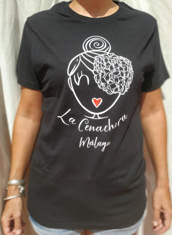 Camiseta de manga corta con cuello redondo con la imagen de nuestra simpática Cenachera Málaga en blanco y rojo. Disponible en varios colores.