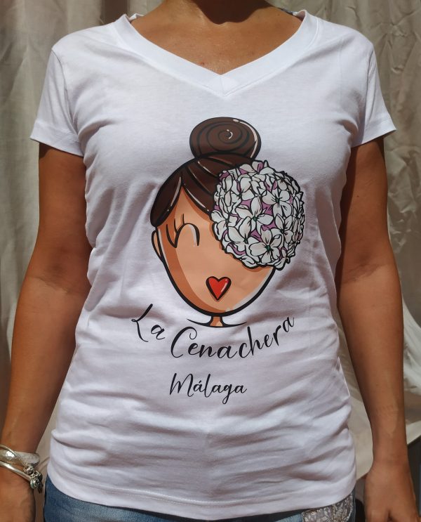 Camiseta de manga corta y el cuello de pico con la imagen de nuestra simpática Cenachera Málaga . Disponible en varios colores.